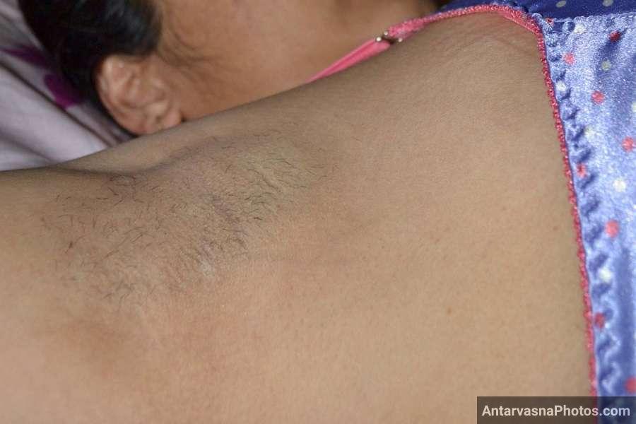 https://pub-5fcdf72a54cd4edbb03ec3edaa415a42.r2.dev/nakedleaks/before_shaving_desi_milf_aunty's_hairy_chut/16.jpg