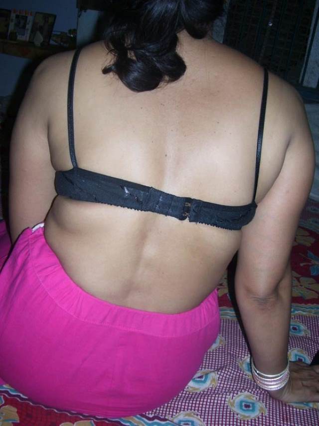 https://pub-5fcdf72a54cd4edbb03ec3edaa415a42.r2.dev/nakedleaks/best_collection_of_curvy_aunties,_indian_wives,_and_girls_naked_images/15.jpg