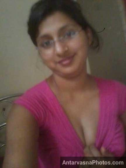 https://pub-5fcdf72a54cd4edbb03ec3edaa415a42.r2.dev/nakedleaks/bhabhi's_panty_opened_in_online_chat/1.jpg