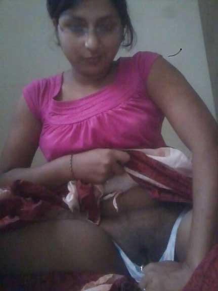 https://pub-5fcdf72a54cd4edbb03ec3edaa415a42.r2.dev/nakedleaks/bhabhi's_panty_opened_in_online_chat/3.jpg