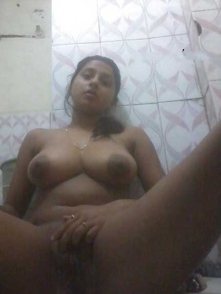 https://pub-5fcdf72a54cd4edbb03ec3edaa415a42.r2.dev/nakedleaks/bhabhi's_panty_opened_in_online_chat/8.jpg
