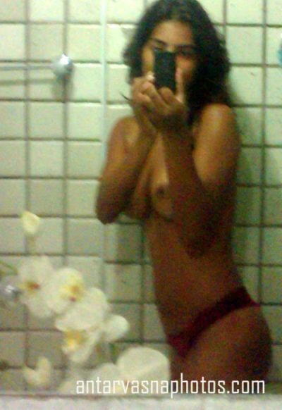 Boyfriend clicked girlfriend's nude photos