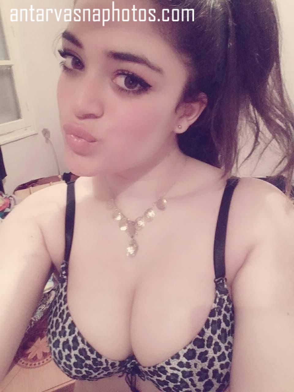 https://pub-5fcdf72a54cd4edbb03ec3edaa415a42.r2.dev/nakedleaks/captivating_images_of_a_bold_woman's_ample_bosom/0.jpg