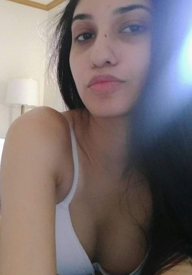 https://pub-5fcdf72a54cd4edbb03ec3edaa415a42.r2.dev/nakedleaks/captivating_images_of_a_pakistani_girl's_encounter/0.jpg