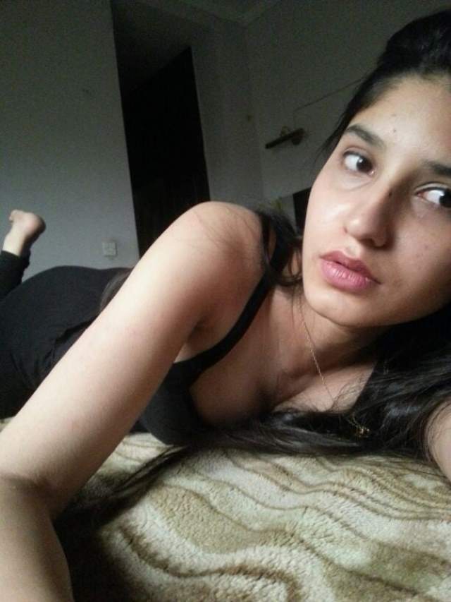 https://pub-5fcdf72a54cd4edbb03ec3edaa415a42.r2.dev/nakedleaks/captivating_images_of_a_pakistani_girl's_encounter/1.jpg