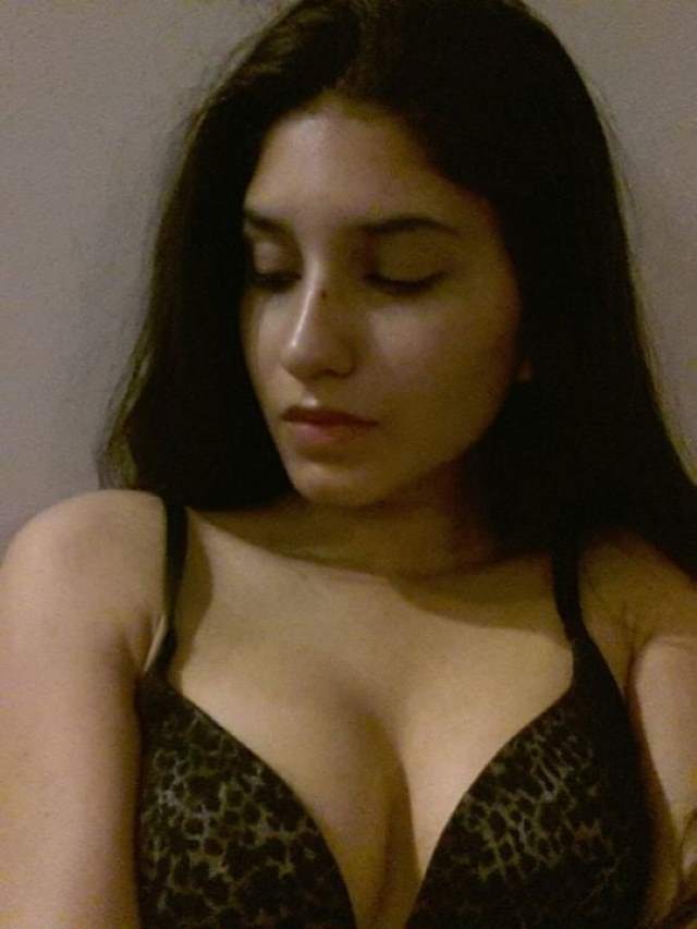 https://pub-5fcdf72a54cd4edbb03ec3edaa415a42.r2.dev/nakedleaks/captivating_images_of_a_pakistani_girl's_encounter/2.jpg
