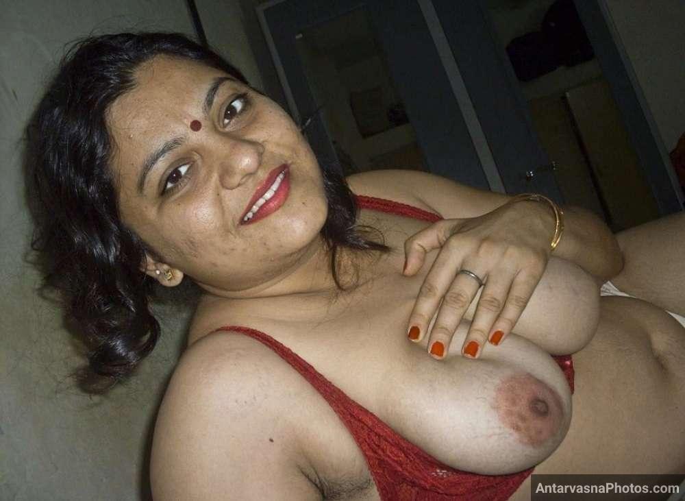 https://pub-5fcdf72a54cd4edbb03ec3edaa415a42.r2.dev/nakedleaks/captivating_images_of_desi_chachi_getting_seduced/4.jpg