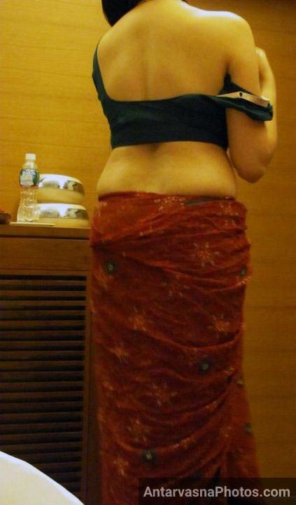 https://pub-5fcdf72a54cd4edbb03ec3edaa415a42.r2.dev/nakedleaks/captivating_images_of_indian_bhabhi's_cleavage/1.jpg