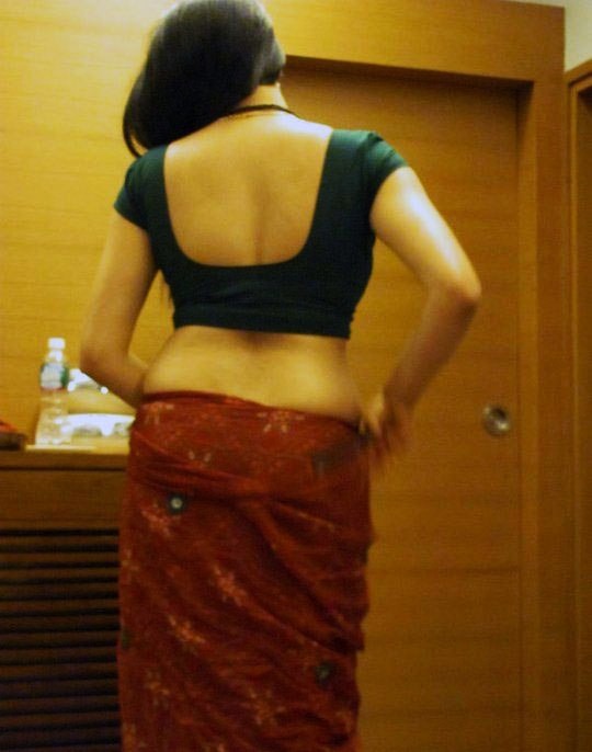 https://pub-5fcdf72a54cd4edbb03ec3edaa415a42.r2.dev/nakedleaks/captivating_images_of_indian_bhabhi's_cleavage/2.jpg