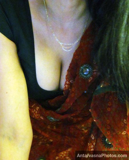 https://pub-5fcdf72a54cd4edbb03ec3edaa415a42.r2.dev/nakedleaks/captivating_images_of_indian_bhabhi's_cleavage/4.jpg