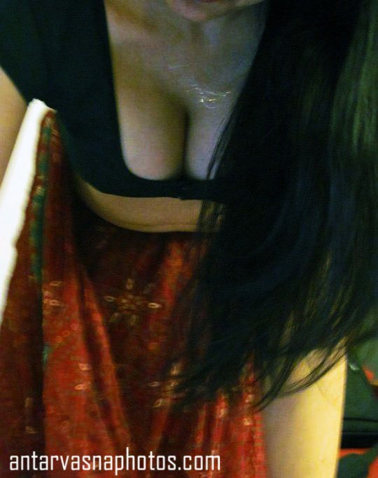 https://pub-5fcdf72a54cd4edbb03ec3edaa415a42.r2.dev/nakedleaks/captivating_images_of_indian_bhabhi's_cleavage/5.jpg