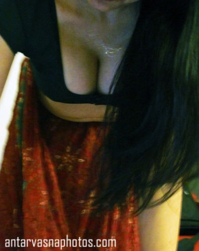 Captivating Images of Indian Bhabhi's Cleavage