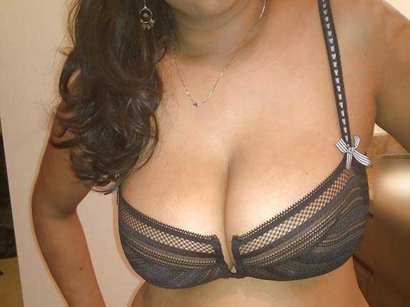 https://pub-5fcdf72a54cd4edbb03ec3edaa415a42.r2.dev/nakedleaks/captivating_images_of_indian_bosoms/9.jpg