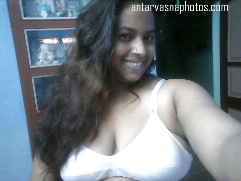 https://pub-5fcdf72a54cd4edbb03ec3edaa415a42.r2.dev/nakedleaks/captivating_images_of_newlywed_girl's_large_bosom/1.jpg