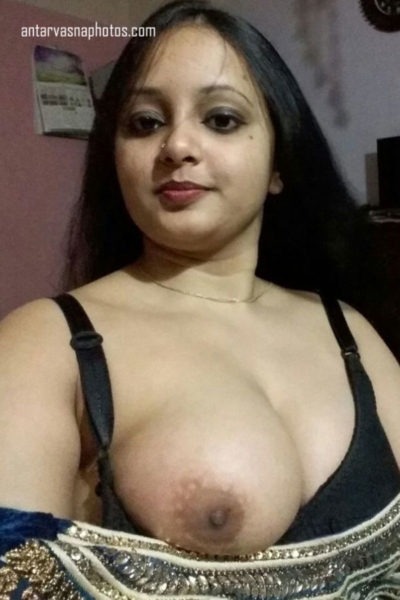 Captivating Images of Pinki, an Indian Bhabhi with Plump Breasts