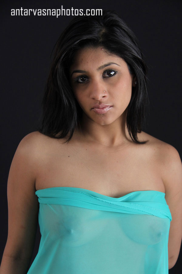 https://pub-5fcdf72a54cd4edbb03ec3edaa415a42.r2.dev/nakedleaks/captivating_images_of_vidhya's_stunning_bosom/5.jpg