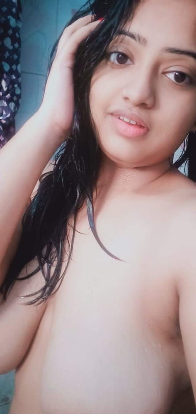 https://pub-5fcdf72a54cd4edbb03ec3edaa415a42.r2.dev/nakedleaks/captivating_indian_teen's_nude_photos_in_the_shower/18.jpg