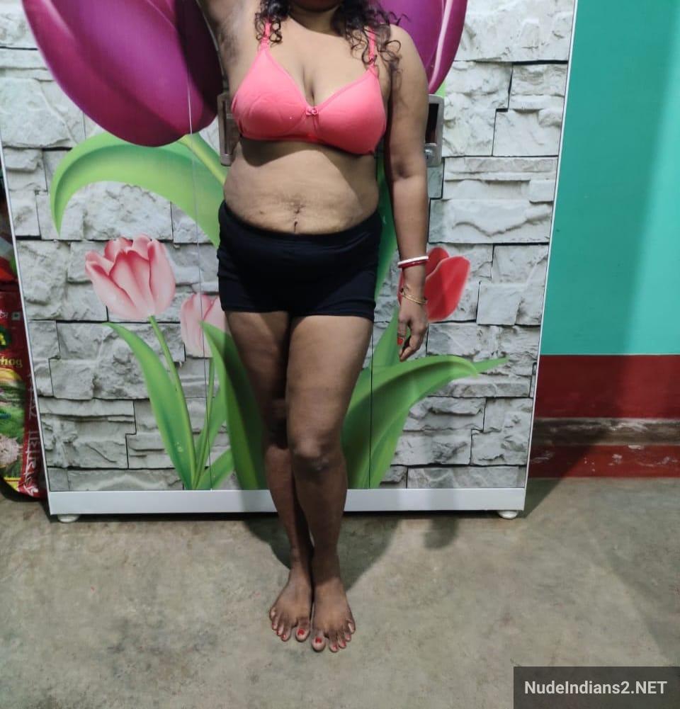 https://pub-5fcdf72a54cd4edbb03ec3edaa415a42.r2.dev/nakedleaks/captivating_kolkata_bengali_boudi_simraan_poses_seductively_in_stylish_attire/0.jpg