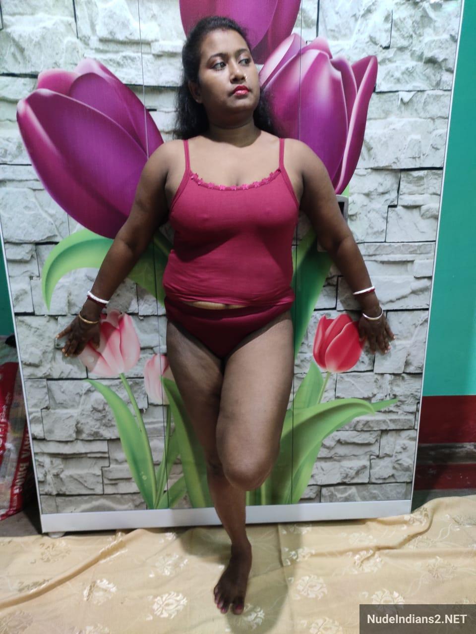 https://pub-5fcdf72a54cd4edbb03ec3edaa415a42.r2.dev/nakedleaks/captivating_kolkata_bengali_boudi_simraan_poses_seductively_in_stylish_attire/12.jpg