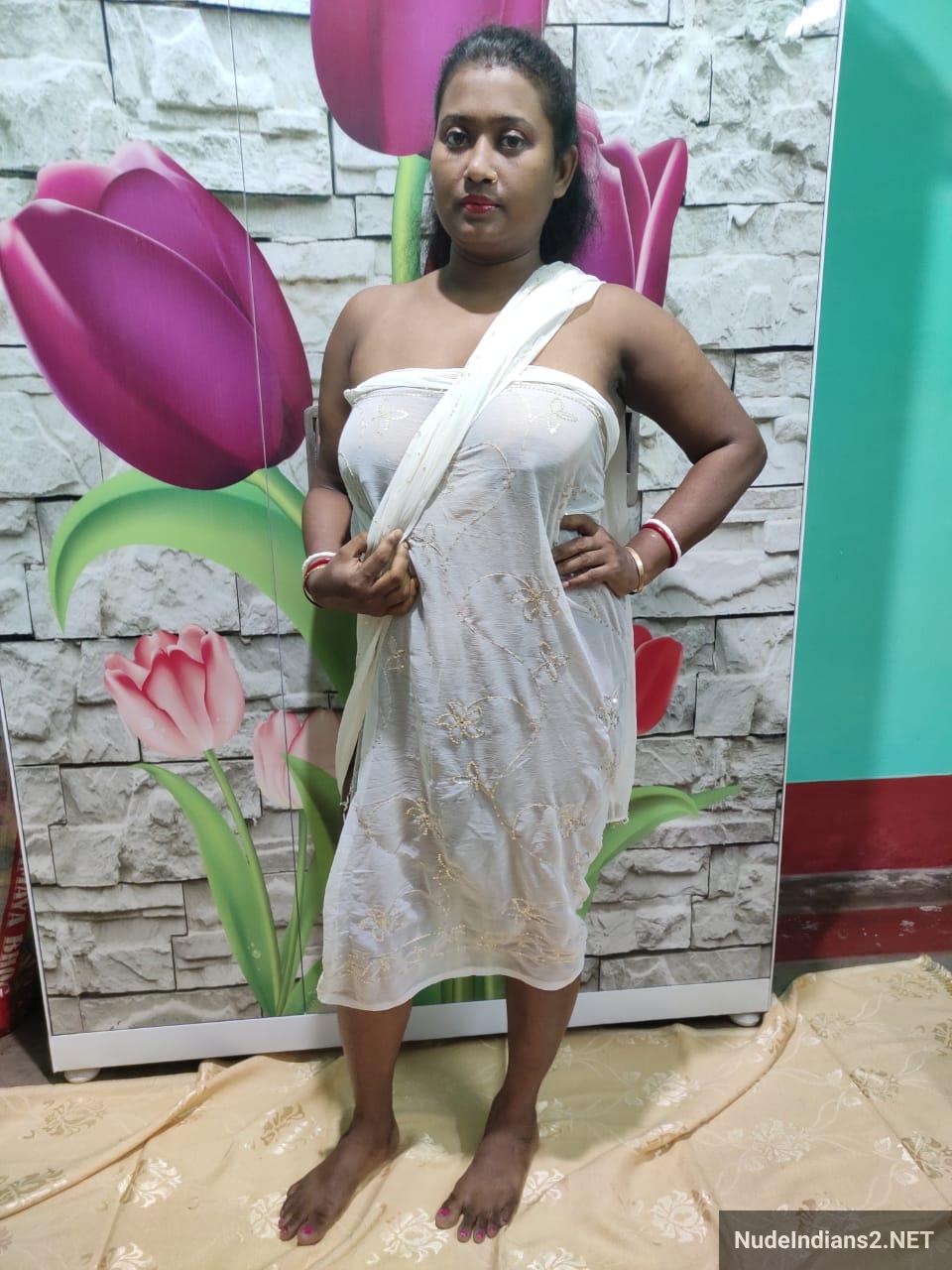 https://pub-5fcdf72a54cd4edbb03ec3edaa415a42.r2.dev/nakedleaks/captivating_kolkata_bengali_boudi_simraan_poses_seductively_in_stylish_attire/15.jpg