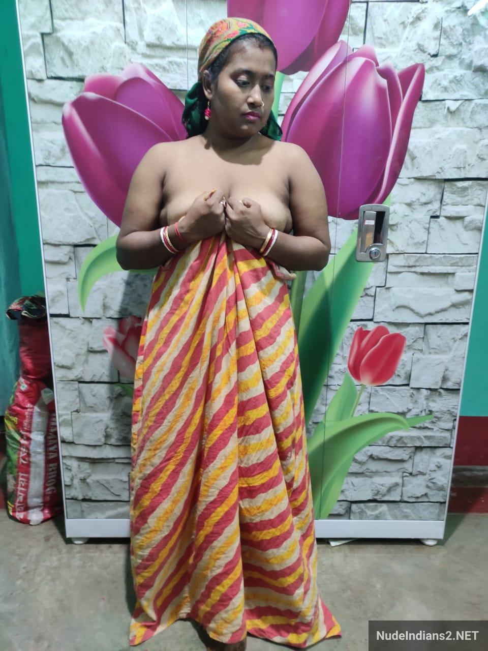 https://pub-5fcdf72a54cd4edbb03ec3edaa415a42.r2.dev/nakedleaks/captivating_kolkata_bengali_boudi_simraan_poses_seductively_in_stylish_attire/17.jpg