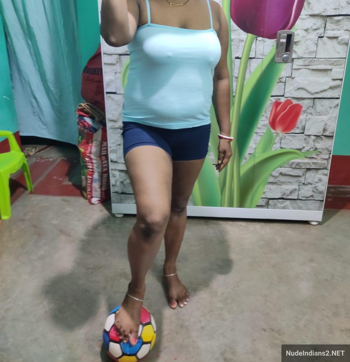 https://pub-5fcdf72a54cd4edbb03ec3edaa415a42.r2.dev/nakedleaks/captivating_kolkata_bengali_boudi_simraan_poses_seductively_in_stylish_attire/5.jpg