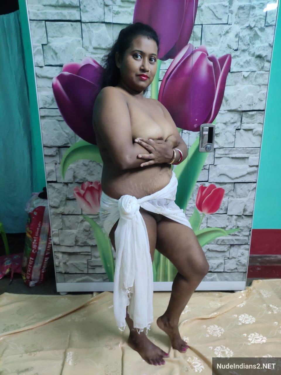 https://pub-5fcdf72a54cd4edbb03ec3edaa415a42.r2.dev/nakedleaks/captivating_kolkata_bengali_boudi_simraan_poses_seductively_in_stylish_attire/8.jpg