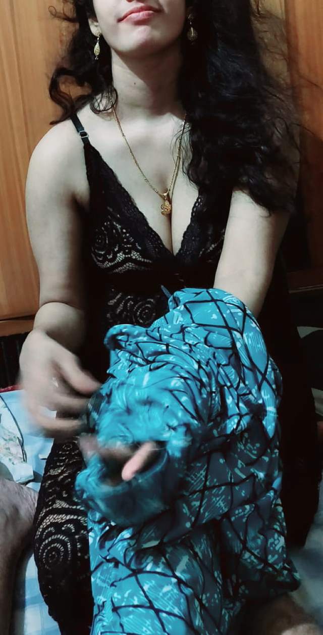 https://pub-5fcdf72a54cd4edbb03ec3edaa415a42.r2.dev/nakedleaks/captivating_marathi_aunt's_erotic_images/3.jpg