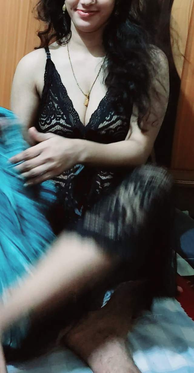 https://pub-5fcdf72a54cd4edbb03ec3edaa415a42.r2.dev/nakedleaks/captivating_marathi_aunt's_erotic_images/4.jpg