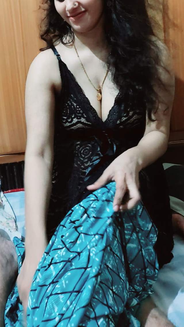 https://pub-5fcdf72a54cd4edbb03ec3edaa415a42.r2.dev/nakedleaks/captivating_marathi_aunt's_erotic_images/5.jpg