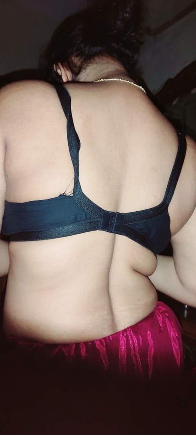 https://pub-5fcdf72a54cd4edbb03ec3edaa415a42.r2.dev/nakedleaks/captivating_marathi_aunt's_erotic_images/9.jpg