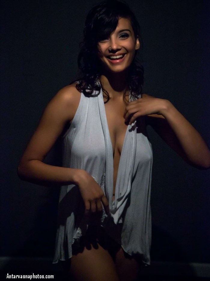 https://pub-5fcdf72a54cd4edbb03ec3edaa415a42.r2.dev/nakedleaks/captivating_photos_of_an_indian_girl_posing_nude_at_night/0.jpg