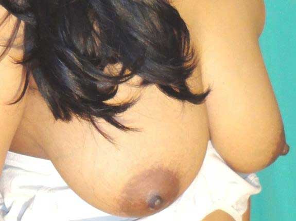 https://pub-5fcdf72a54cd4edbb03ec3edaa415a42.r2.dev/nakedleaks/captivating_photos_of_indian_bhabhi's_youthful_beauty/6.jpg