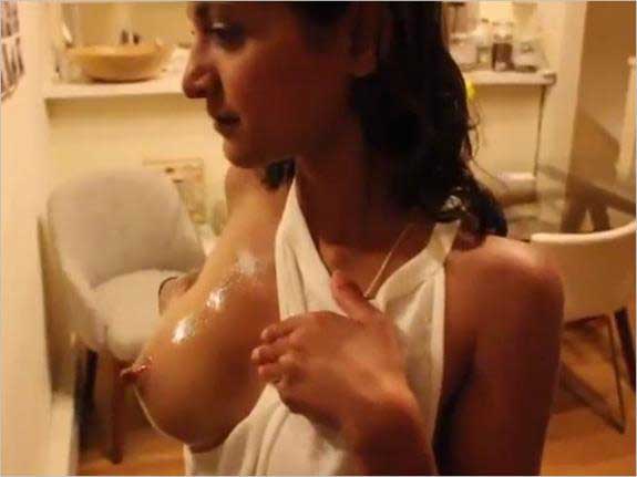 https://pub-5fcdf72a54cd4edbb03ec3edaa415a42.r2.dev/nakedleaks/captivating_photos_of_native_indian_girl's_boobs/2.jpg