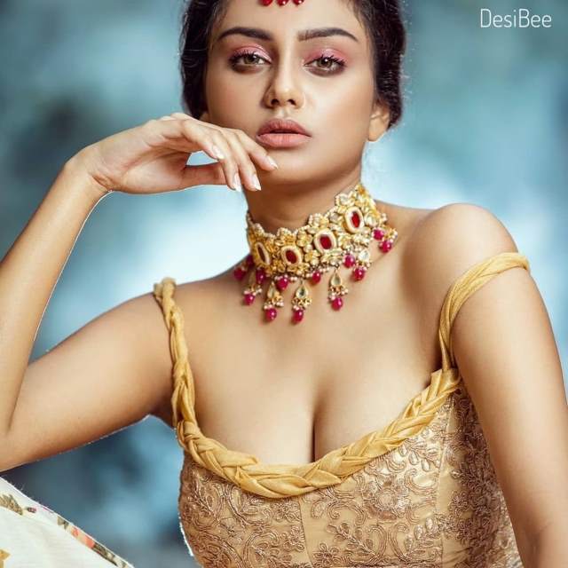 https://pub-5fcdf72a54cd4edbb03ec3edaa415a42.r2.dev/nakedleaks/captivating_pictures_of_a_plump_butt_in_saree/1.jpg