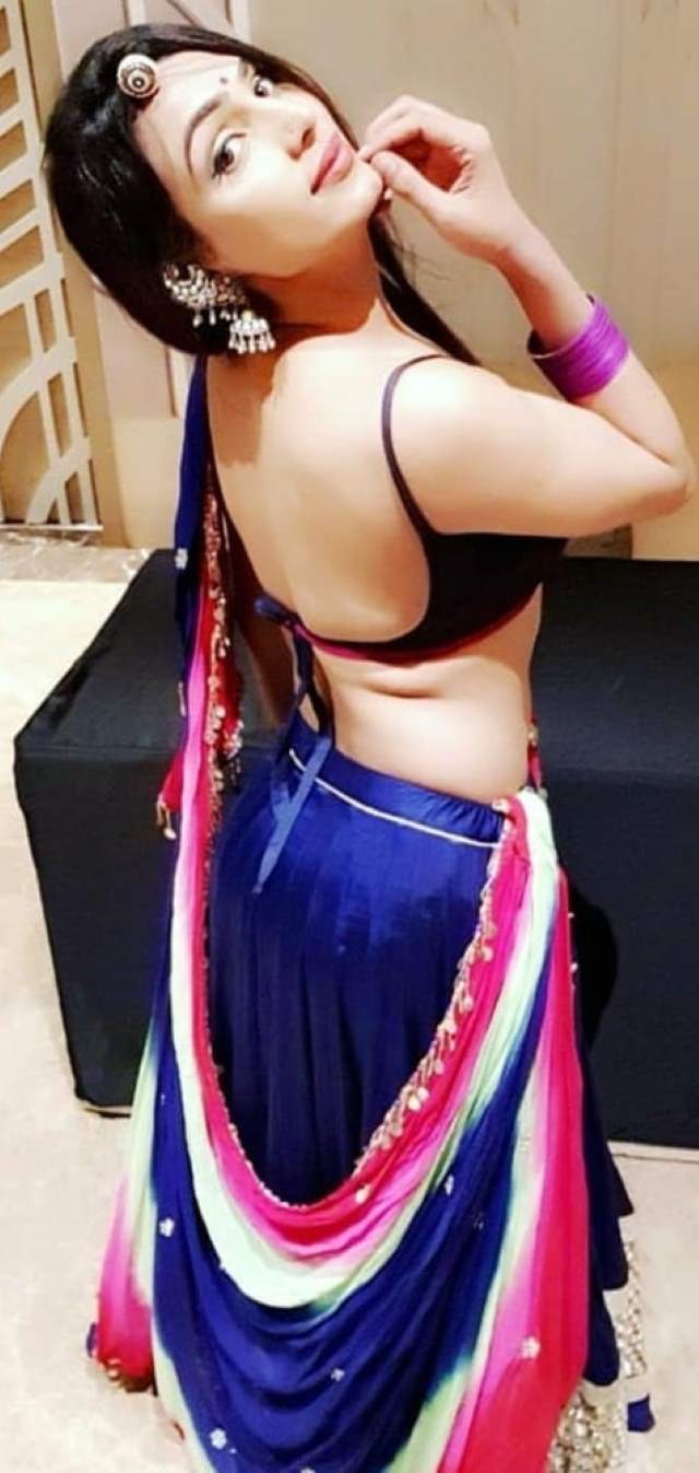 https://pub-5fcdf72a54cd4edbb03ec3edaa415a42.r2.dev/nakedleaks/captivating_pictures_of_a_plump_butt_in_saree/2.jpg