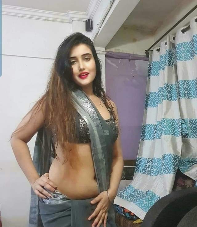 https://pub-5fcdf72a54cd4edbb03ec3edaa415a42.r2.dev/nakedleaks/captivating_pictures_of_a_plump_butt_in_saree/5.jpg