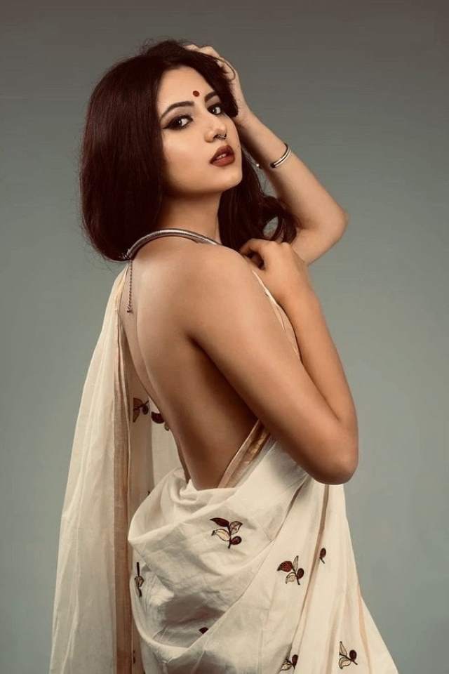 https://pub-5fcdf72a54cd4edbb03ec3edaa415a42.r2.dev/nakedleaks/captivating_pictures_of_a_plump_butt_in_saree/6.jpg