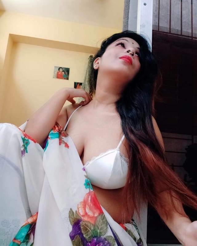 https://pub-5fcdf72a54cd4edbb03ec3edaa415a42.r2.dev/nakedleaks/captivating_pictures_of_a_plump_butt_in_saree/7.jpg
