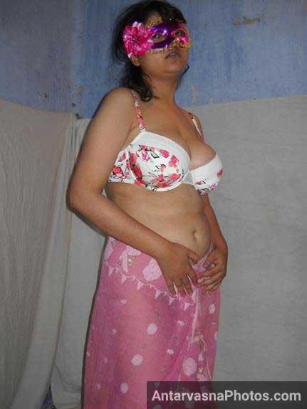 https://pub-5fcdf72a54cd4edbb03ec3edaa415a42.r2.dev/nakedleaks/captivating_pose_in_savita_bhabhi's_pink_attire/1.jpg