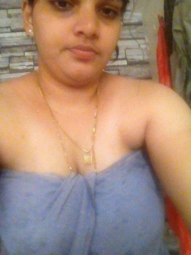 https://pub-5fcdf72a54cd4edbb03ec3edaa415a42.r2.dev/nakedleaks/captivating_self-portraits_of_an_indian_wife's_ample_bosom/1.jpg