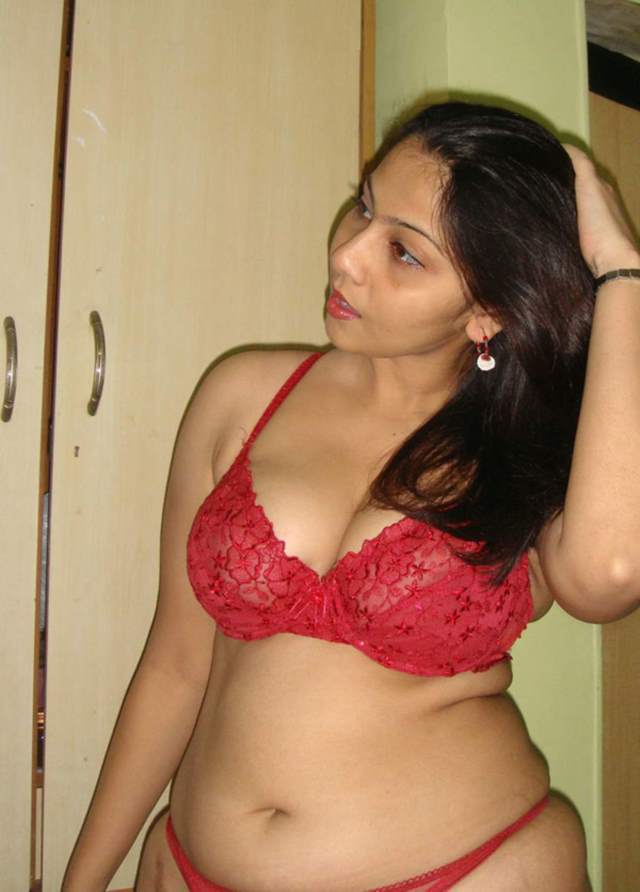 https://pub-5fcdf72a54cd4edbb03ec3edaa415a42.r2.dev/nakedleaks/captivating_self-portraits_of_desi_bhabhi's_ample_assets/4.jpg