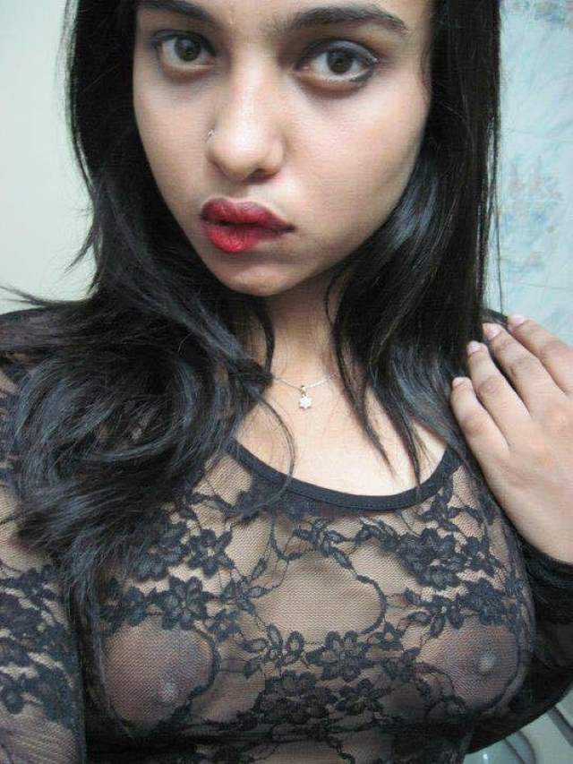 https://pub-5fcdf72a54cd4edbb03ec3edaa415a42.r2.dev/nakedleaks/captivating_selfie_of_desirable_indian_girl/1.jpg