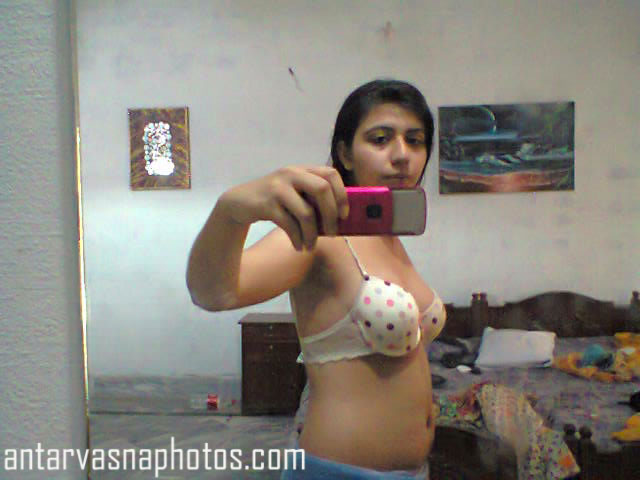 https://pub-5fcdf72a54cd4edbb03ec3edaa415a42.r2.dev/nakedleaks/captivating_selfie_of_indian_beauty_nitu/3.jpg