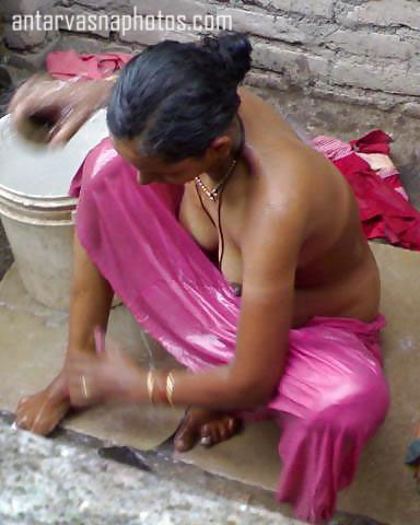 https://pub-5fcdf72a54cd4edbb03ec3edaa415a42.r2.dev/nakedleaks/captured_images_of_neighbor's_wife_bathing/0.jpg