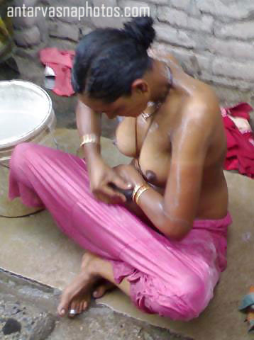 https://pub-5fcdf72a54cd4edbb03ec3edaa415a42.r2.dev/nakedleaks/captured_images_of_neighbor's_wife_bathing/1.jpg