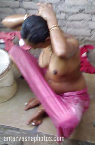 https://pub-5fcdf72a54cd4edbb03ec3edaa415a42.r2.dev/nakedleaks/captured_images_of_neighbor's_wife_bathing/3.jpg