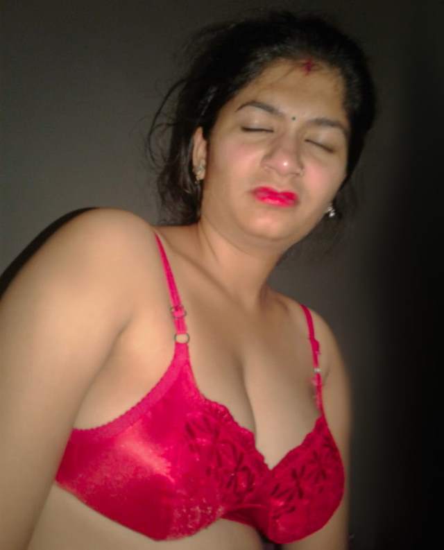 https://pub-5fcdf72a54cd4edbb03ec3edaa415a42.r2.dev/nakedleaks/capturing_hot_photos_before_bhabhi's_first_intimate_encounter/2.jpg