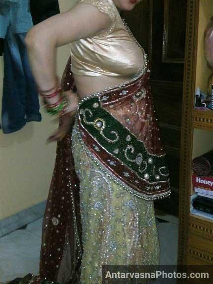 https://pub-5fcdf72a54cd4edbb03ec3edaa415a42.r2.dev/nakedleaks/celebrating_navratri_-_sensational_photos_of_gujarati_woman_in_traditional_attire/5.jpg