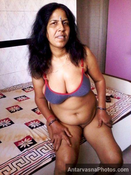 https://pub-5fcdf72a54cd4edbb03ec3edaa415a42.r2.dev/nakedleaks/check_out_68_enticing_images_of_a_rajasthani_widow_aunt!/4.jpg
